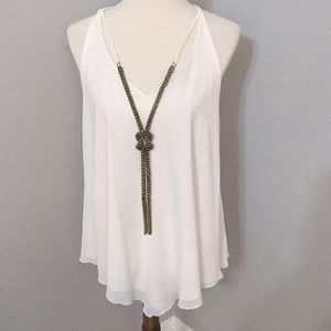 Kanvas white top with chunky knotted necklace